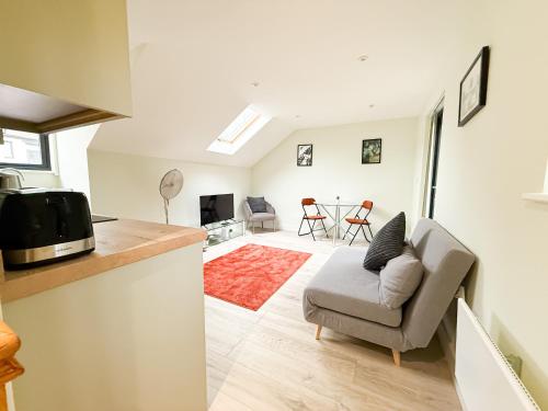 a living room with a couch and a kitchen at 2 Bedroom Duplex's in Huntingdon - Built for Contractors & Professionals - Balcony - WiFi - Fully Equipped Kitchen - Smart TV - Ideal for Work Stays - Long Projects in Huntingdon