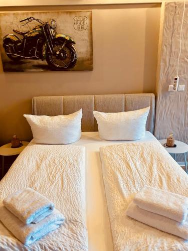 Katil atau katil-katil dalam bilik di Family Apartments Abuja