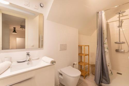 une salle de bain avec toilettes, lavabo et douche dans l'établissement Apt near Gare Saint-Charles - Cours Julien, à Marseille