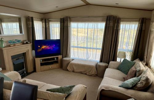 TV a/nebo společenská místnost v ubytování WP33 Seal Bay Resort, West Point, Selsey