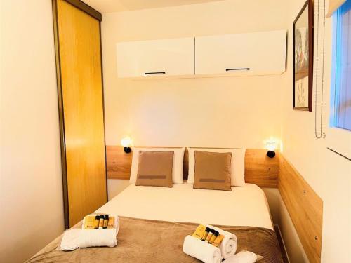 - une petite chambre avec un lit et 2 serviettes dans l'établissement Cap Raphaël YourHostHelper, à Saint-Raphaël