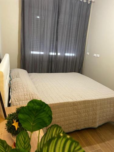Un dormitorio pequeño con una cama y una ventana. en Casa Piera, en Turín