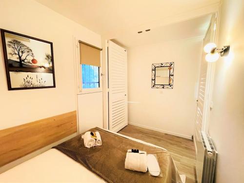 une chambre avec un lit avec des serviettes dessus dans l'établissement Cap Raphaël YourHostHelper, à Saint-Raphaël