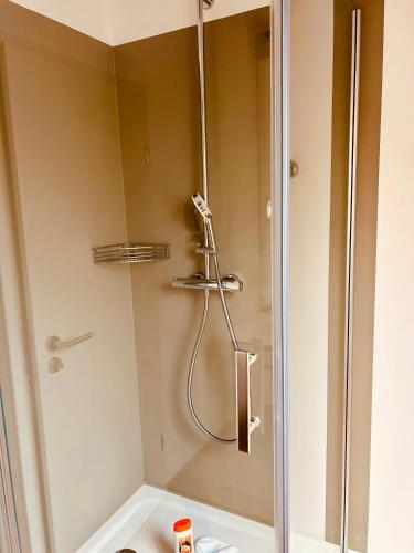 Bilik mandi di Family Apartments Abuja