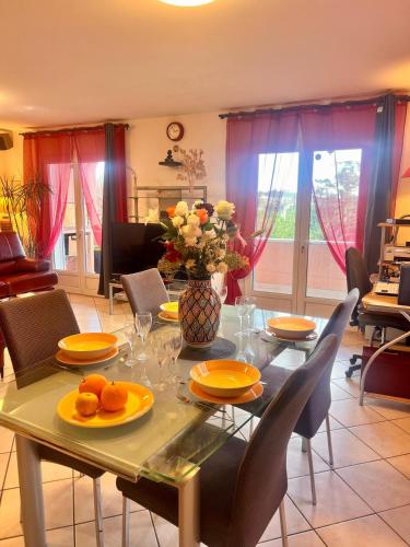 une table de salle à manger avec un vase de fleurs dessus dans l'établissement Maison Ondella, proche Santa Giulia, à Porto-Vecchio