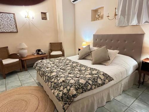 Postel nebo postele na pokoji v ubytování Logis Hôtel La Bastide des Monges