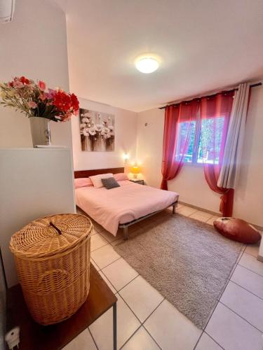 une chambre avec un lit et une fenêtre avec des rideaux rouges dans l'établissement Maison Ondella, proche Santa Giulia, à Porto-Vecchio