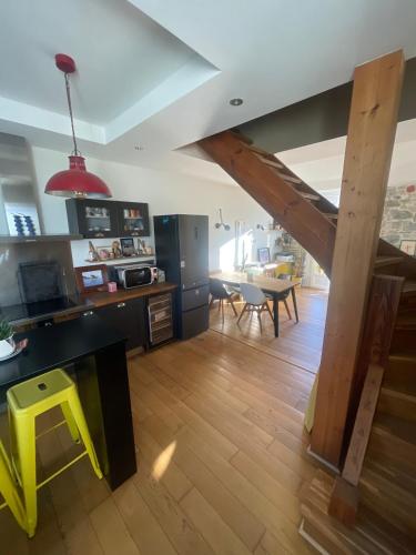 un salon avec un escalier et un tabouret jaune dans l'établissement Maison mitoyenne avec jardin à Biarritz, à Arcangues