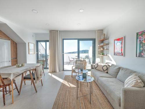 Modern townhouse with 3 terraces, pool and views