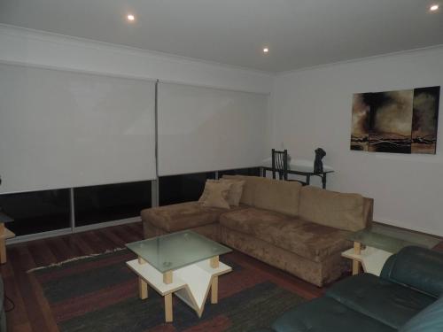 Posezení v ubytování 2 bedroom apartment in leafy suburb