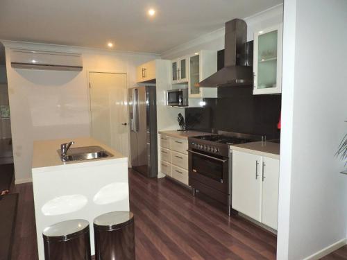 Kuchyň nebo kuchyňský kout v ubytování 2 bedroom apartment in leafy suburb