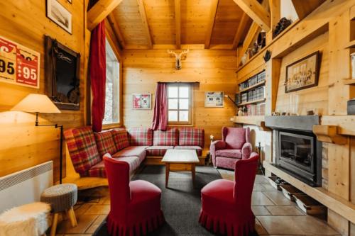 un salon avec des chaises rouges et une cheminée dans l'établissement T5 cottage with balconies in Demi-Quartier, à Demi-Quartier