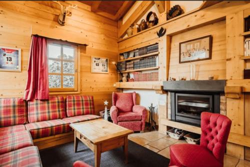 un salon avec des canapés et une cheminée dans l'établissement T5 cottage with balconies in Demi-Quartier, à Demi-Quartier