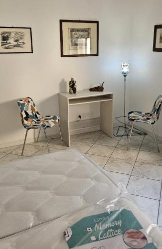 a living room with two chairs and a desk at G&D Suite Apartment in Caltanissetta
