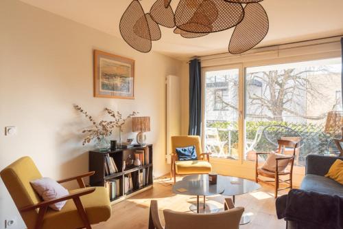 un salon avec une table et des chaises dans l'établissement Beautiful T3 with balcony - near park, à Boulogne-Billancourt