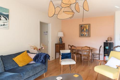 un salon avec un canapé et une table dans l'établissement Beautiful T3 with balcony - near park, à Boulogne-Billancourt