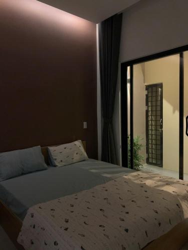 Postel nebo postele na pokoji v ubytování Nguyễn Tân Homestay Near Beach BBQ Free Mỹ Tân