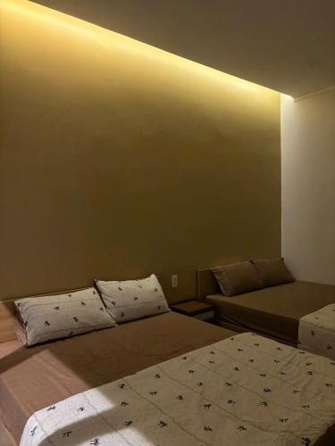 Postel nebo postele na pokoji v ubytování Nguyễn Tân Homestay Near Beach BBQ Free Mỹ Tân