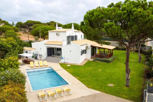 una vista aerea di una casa con piscina di Villa Oasis 4-Bedroom Retreat with Pool in Vilamoura a Quarteira