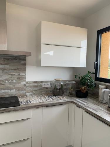 Una cocina o zona de cocina en Appartement 4 personnes tout confort avec vue panoramique sur MER