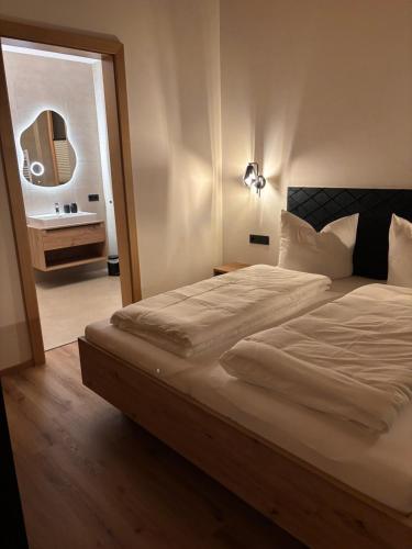 Ένα ή περισσότερα κρεβάτια σε δωμάτιο στο NEW OPENING "Frechdax - Apartments Stubai" Unique Apartments, near BUS STOP & GROCERY STORE, inkl INFRARED CABIN