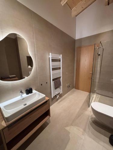 Ένα μπάνιο στο NEW OPENING "Frechdax - Apartments Stubai" Unique Apartments, near BUS STOP & GROCERY STORE, inkl INFRARED CABIN