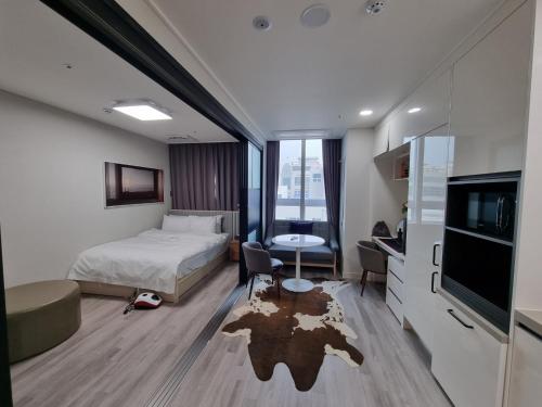 Una cama o camas en una habitación de Yangju Sky Castle