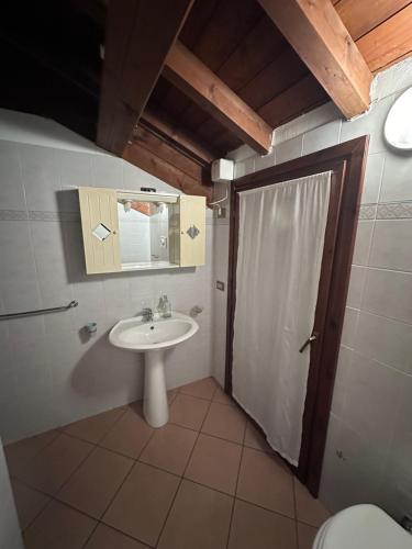 a bathroom with a sink and a mirror and a toilet at Dante 10 Flat in Cremona