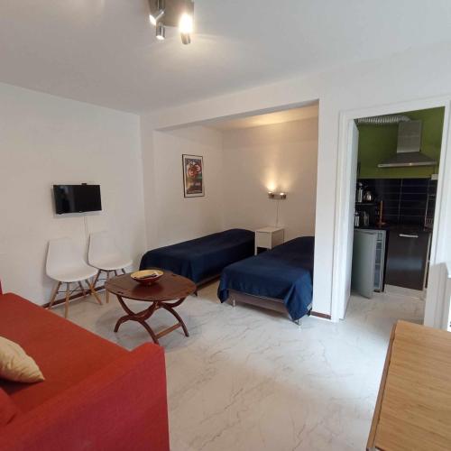 une chambre avec un lit, un canapé et une table dans l'établissement 2VSE-ALZ07 Studio dans résidence calme proche plage Collioure, à Collioure