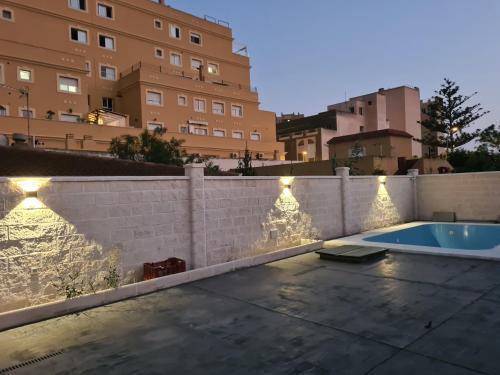 Un patio trasero con piscina y valla. en Villa Ainara Aguadulce, en Aguadulce