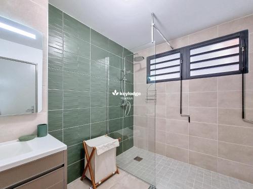 un baño con ducha y lavabo en Ecrin Salé - T2 rénové de 64 m2 - Etang-Salé, en Étang-Salé