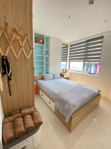 a bedroom with a bed and a window at Châu Gia homestay in Thôn Văn Dương