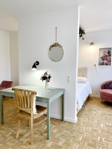 a dining room with a table and a bed at Maison Nelle Botanique - Lion's Lair in Mechelen