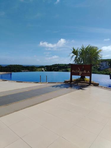 un cartello davanti a un corpo idrico di Alta Vista de Boracay Blank 209 a Boracay