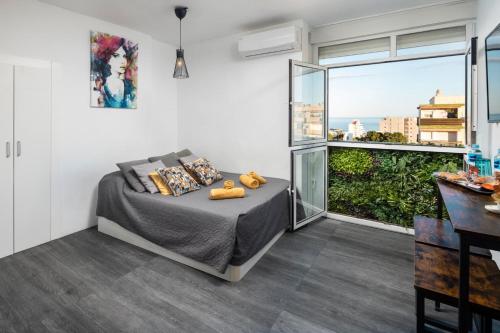 sypialnia z łóżkiem i balkonem w obiekcie Casa Zoe - Apartamentos en Suite Budha - Buenas vibras! Edificio #LasNaciones w mieście Benalmádena