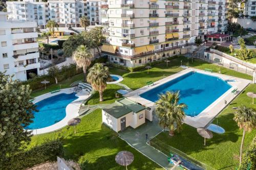 widok z powietrza na duży basen przed budynkiem w obiekcie Casa Zoe - Apartamentos en Suite Budha - Buenas vibras! Edificio #LasNaciones w mieście Benalmádena