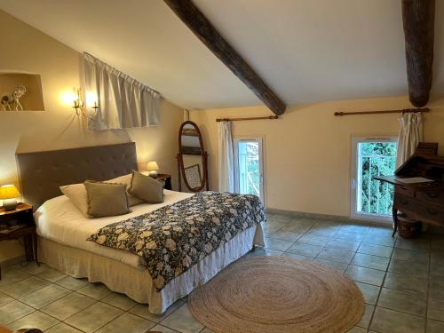 Postel nebo postele na pokoji v ubytování Logis Hôtel La Bastide des Monges