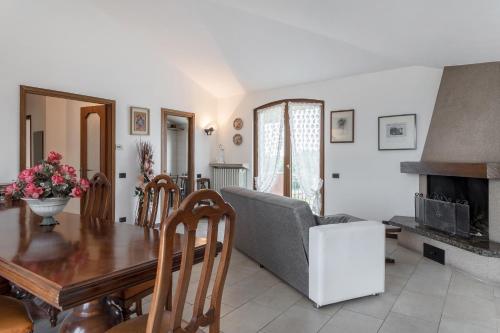 a living room with a couch and a table at Casetta dei Daini in Orio al Serio