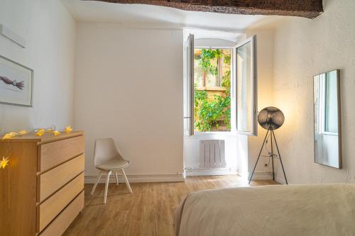 Ένα ή περισσότερα κρεβάτια σε δωμάτιο στο Grand 2 pièces calme au coeur de Cotignac