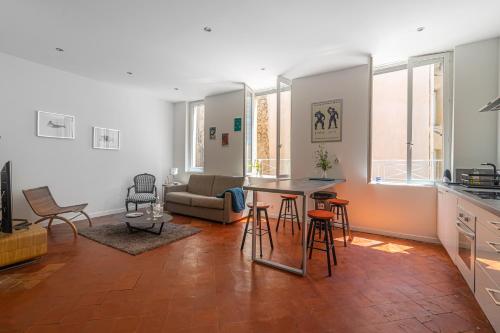 une cuisine et un salon avec une table et des chaises dans l'établissement Grand 2 pièces calme au coeur de Cotignac, à Cotignac