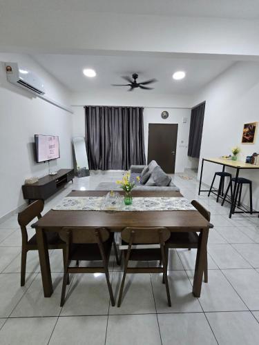 a living room with a table and a couch at Homestay Iris Puncak Alam l Bersebelahan Hospital UiTM Puncak Alam l Teres 2 Tingkat in Bandar Puncak Alam