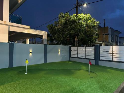 a miniature golf course in the middle of a building at MutiaraMaxx Homestay in Kampong Jelatang