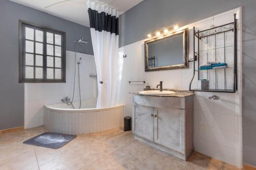 a bathroom with a tub and a sink at Las Catalinas in Gran Tarajal