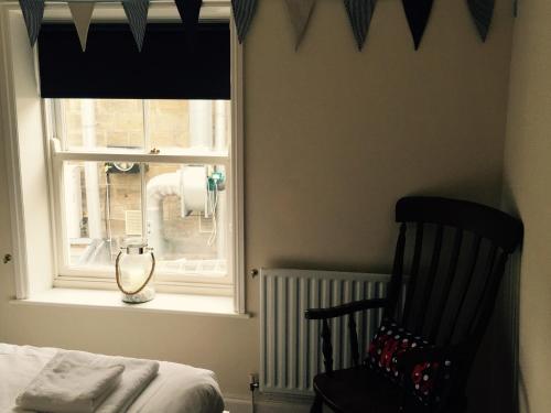 A bed or beds in a room at Pier Inn Cottage 