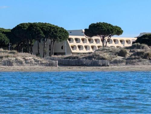 Studio climatisé vue mer accès direct plage et piscine