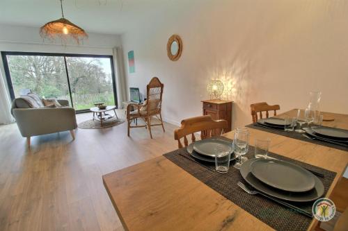 d'un salon avec une table et des plaques de cuisson. dans l'établissement Les 4 vaulx, à Saint-Cast-le-Guildo