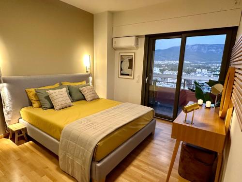 アテネにあるApollo Tower Athens Center 360oView Luxury Aptの大きなベッドと大きな窓のある寝室
