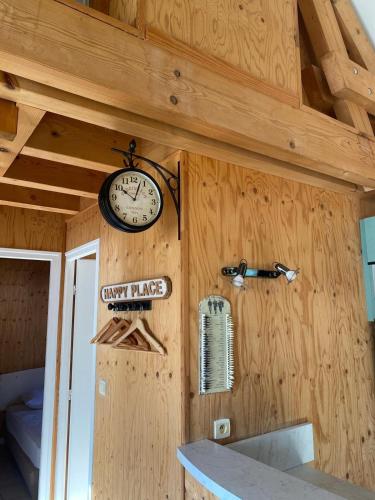 une horloge accrochée au mur d'une cabine dans l'établissement Cottage 19 Bulle Der jusque 8 Personnes vue Lac du Der, à Giffaumont