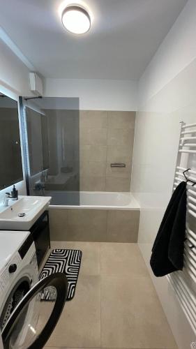 Koupelna v ubytování Exclusive City Apartment & Garden Bliss & Near Center & Free Parking