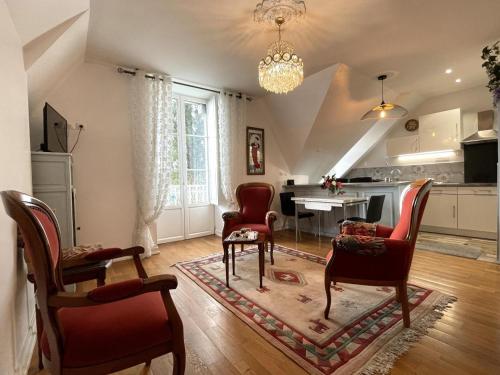 un salon avec des chaises et une table et une cuisine dans l'établissement Le balcon des thermes, à Salies-de-Béarn